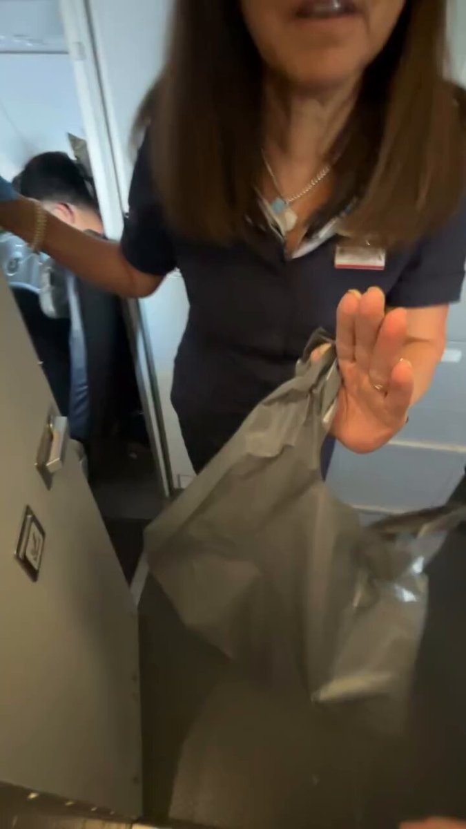 Le pillan vapeando en un vuelo de American Airlines y amenaza a la azafata con publicar el vídeo que está grabando delante de sus 25.000 seguidores.