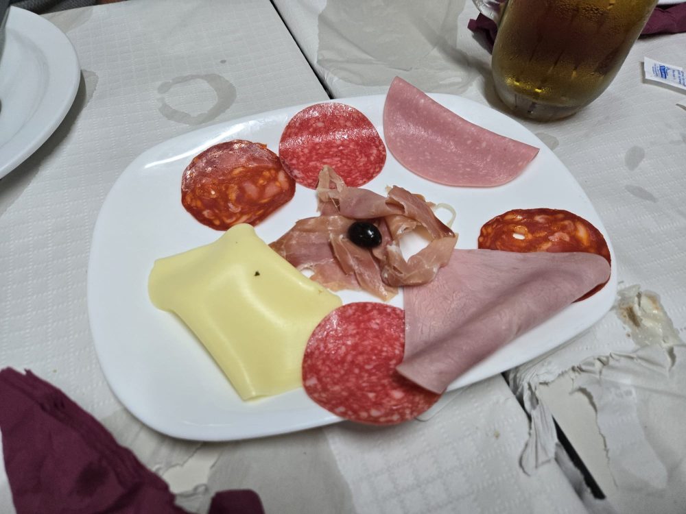 Atentos al plato de "entremeses" que le han servido a un finolier en un bar de Peñíscola.