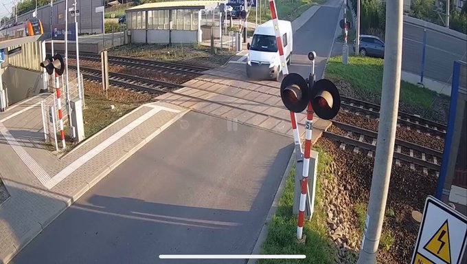 La gente piensa que las barreras de los pasos a nivel están hechas de adamantium, cuando en realidad se pliegan hacia adelante con facilidad precisamente para evitar estas situaciones...