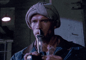 Juntando sus dos grandes pasiones: ser francotіrador y hacer piercings.