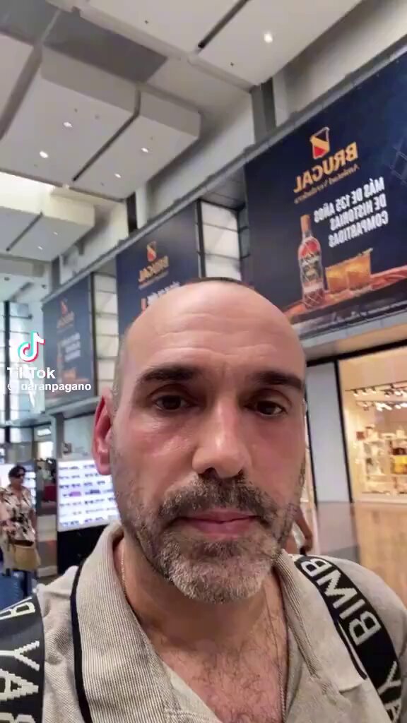 Denunciado por rozar a otra persona en el metro involuntariamente.