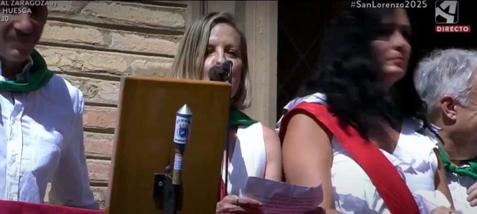 La gente interrumpe el pregón de San Lorenzo de Huesca y se pone a cantar la canción del verano: “Pedro Sánchez HDP”.