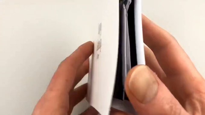 El "ingeniero de papel" holandés Jean-Paul ha creado un libro de memes que es una obra de arte.