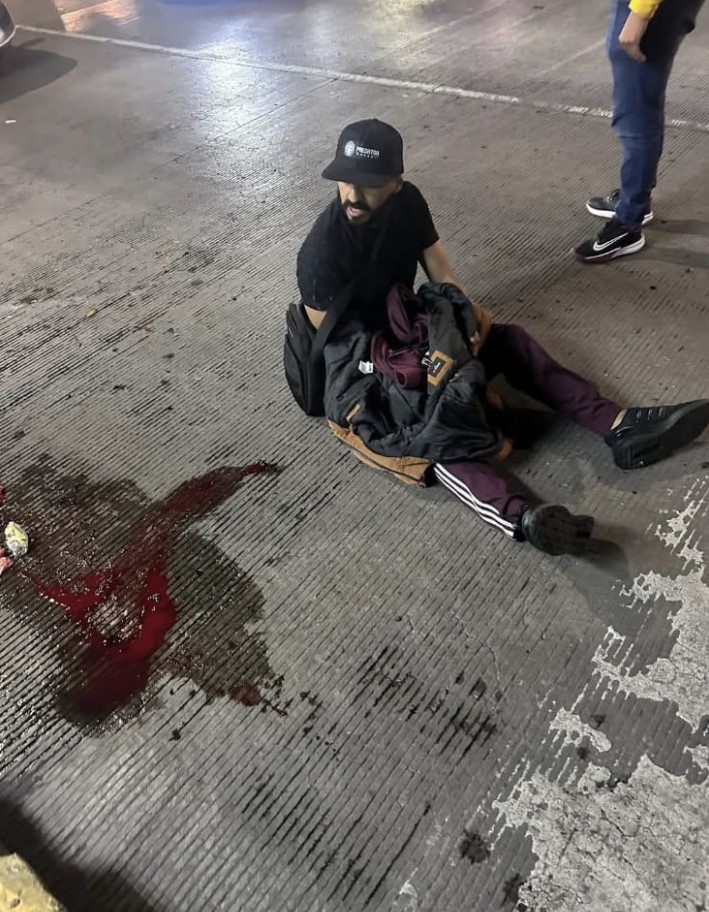 Ciudad de México: Para el coche, pare a un lado de la carretera, y se va dejando al bebé recién nacido en el suelo.