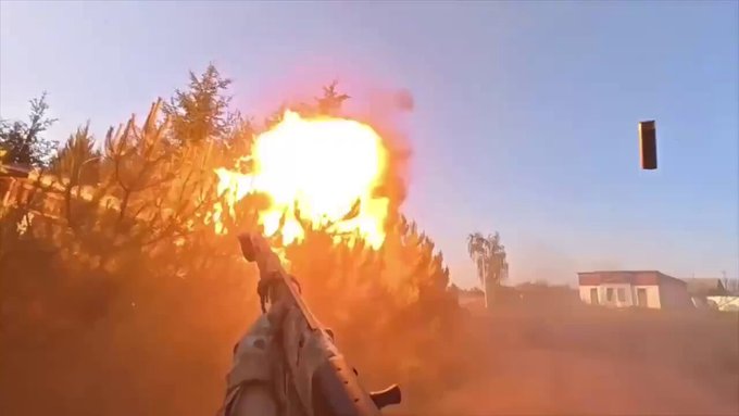 Soldados ucranianos se salvan de un dron ruso por unos metros.