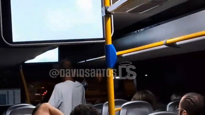 Un joven se niega a bajar de un autobús en Gran Canaria paralizando el servicio y varios pasajero estallan: "Vete a tu país".