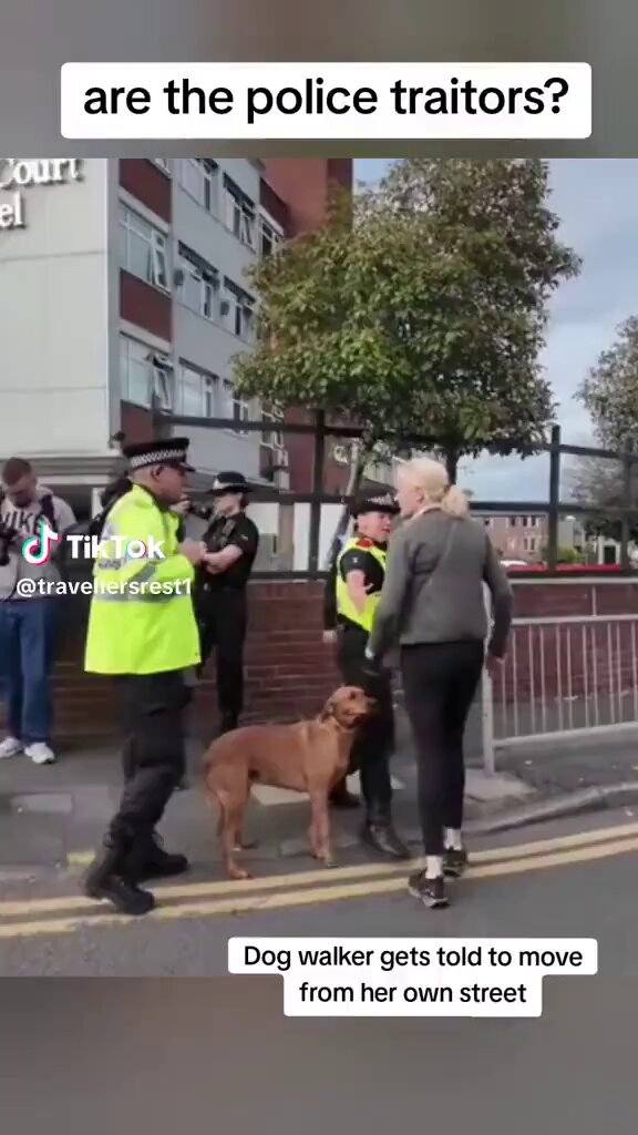 La policía británica le dice a una mujer que pasea a su perro que abandone la calle porque está ofendiendo a los musulmanes, ya que los perros son considerados "haram".