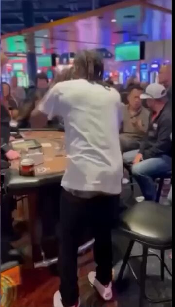 Un hombre gana más de 1,3 millones de dólares en un casino y la primera llamada que hace es a su madre: "Mamá, nos vamos del barrio. Nos vamos mañana".