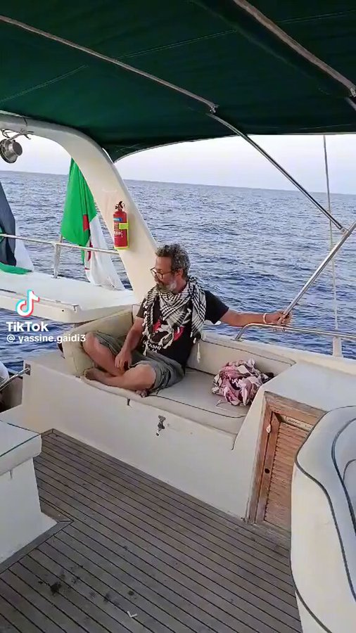 Los de la flotilla del postureo envían un vídeo haciendo ver que van viento en popa a toda vela hacia Gaza pero... el barco está parado.