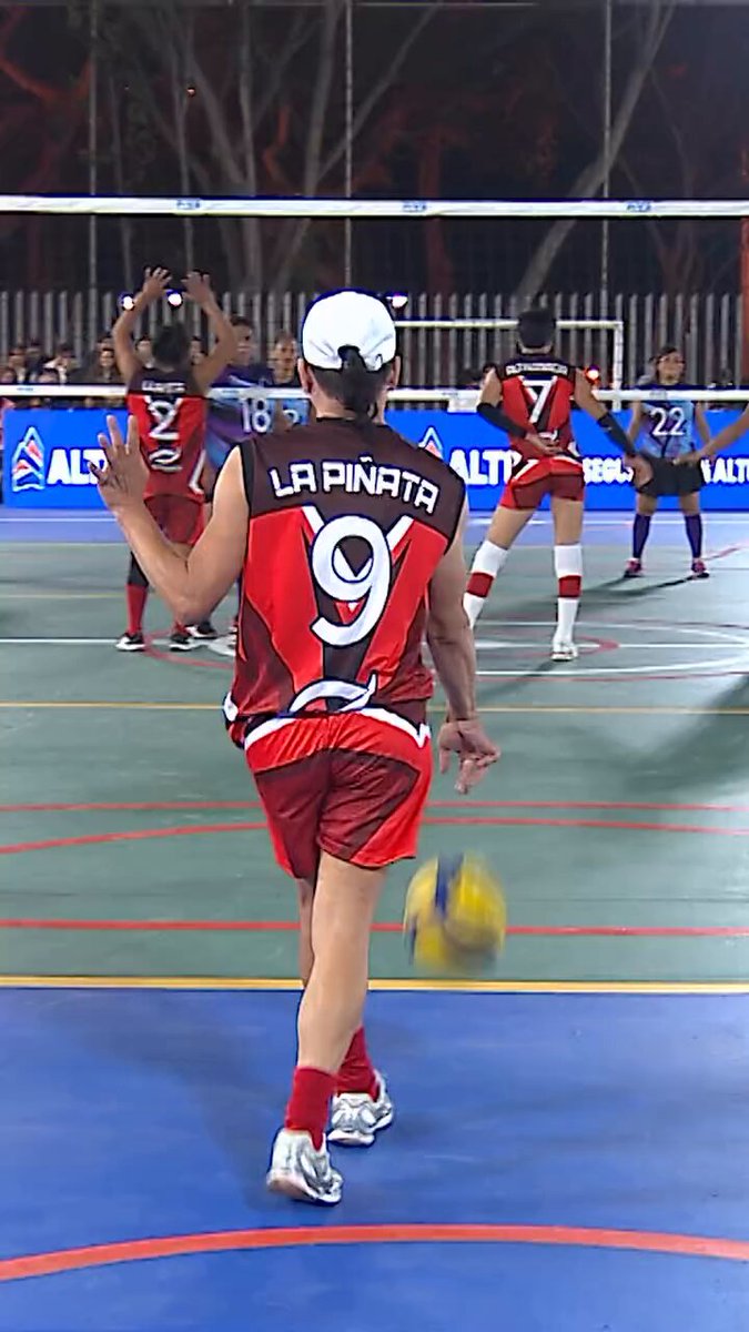 El saque de espaldas de 'La Piñata' es una cosa.