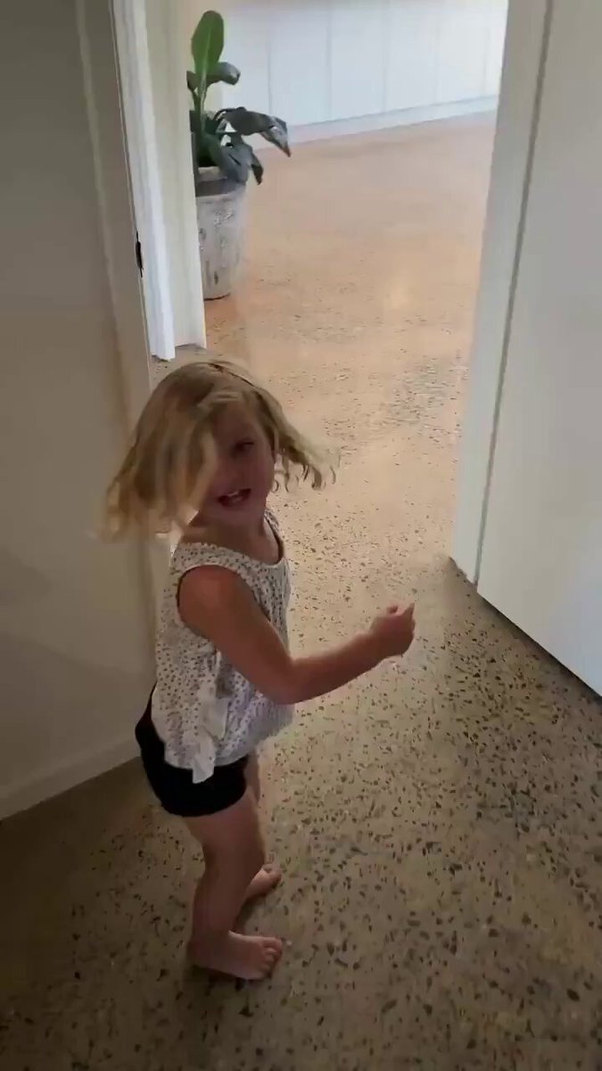 En Australia es normal que tus padres te enseñen a expulsar víboras gigantes de tu casa con 4 añitos.