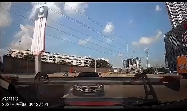 El conductor de un Mercedes se pica con un coche de gran alerón sin tener en cuenta que ese alerón da una ventaja REAL de agarre en curva.