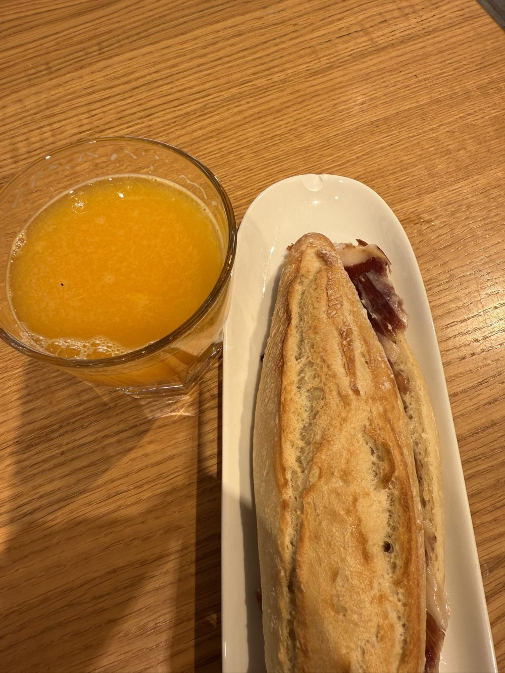 Aeropuerto Madrid Barajas: Bocadillo + Zumo = 25€