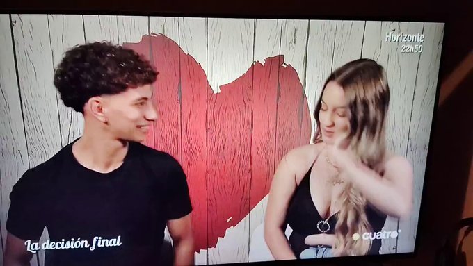 Hamza acepta una segunda cita solo si la chica se compromete a convertirse al islam, taparse y arrepentirse de sus relaciones sexuales anteriores… Y lo más jodido es que ELLA ACEPTA.