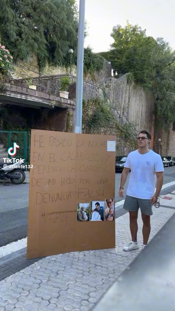 Un padre se esposa en una farola para que se visibilice su caso: "He estado con mi hijo desde el minuto 1, criándole, educándole, cambiándole todos los pañales, mi expareja me ha puesto una denuncia falsa y llevo 309 días sin mi hijo".