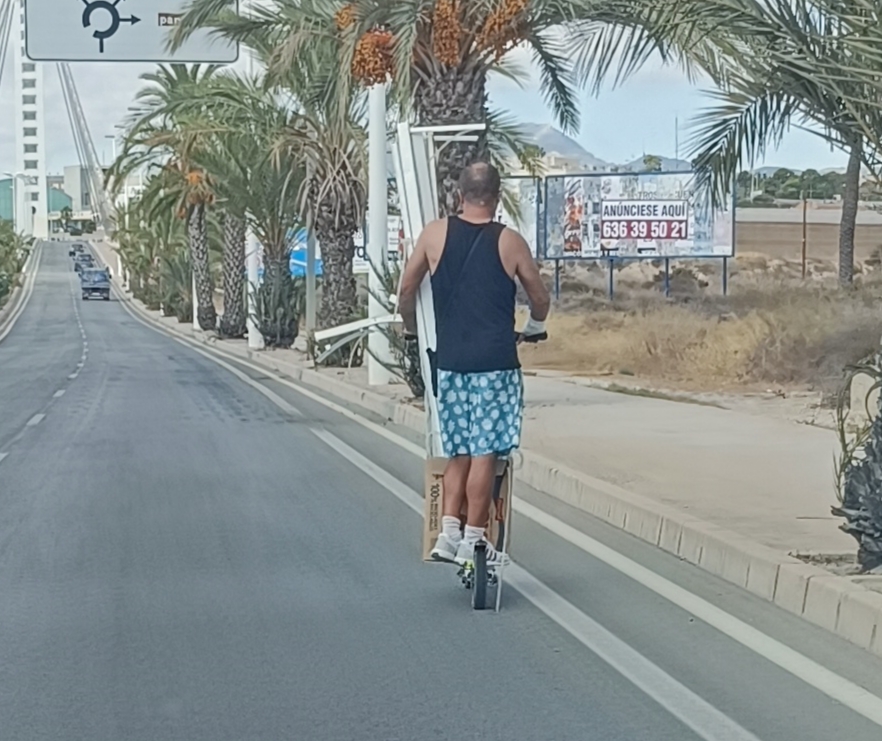 Cuando te retiran el carnet pero la carpintería metálica no descansa.