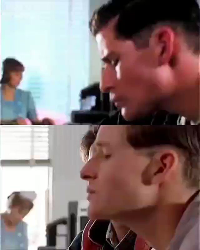 El actor Eric Stoltz iba a protagonizar Regreso al Futuro (1985) pero el Director Robert Zemeckis cambio de opinión y eligió a Michael J. Fox para interpretar a Marty McFly cuando vio la interpretación en varias escenas.