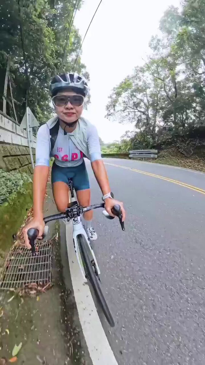 Un camión arrolla a una ciclista asiática por no respetar la distancia de seguridad.