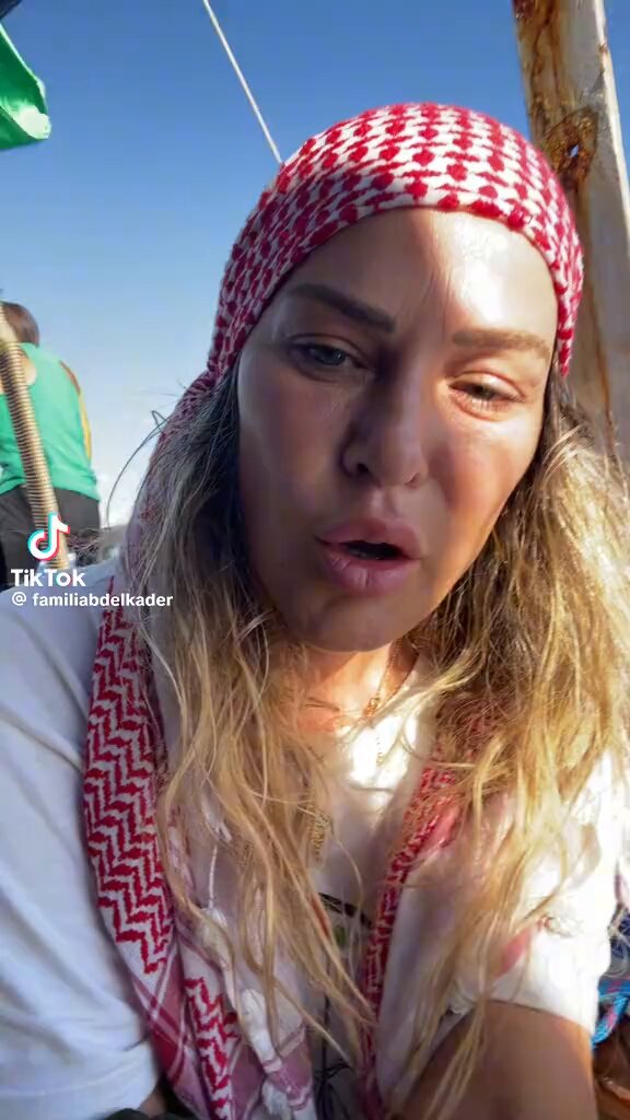 Ultimas noticias en la flotilla, han tenido que ir a las calas de Mykonos porque un barco se ha averiado y tienen que remolcarlo: "Pasaremos unos cuantos días en estas calas".