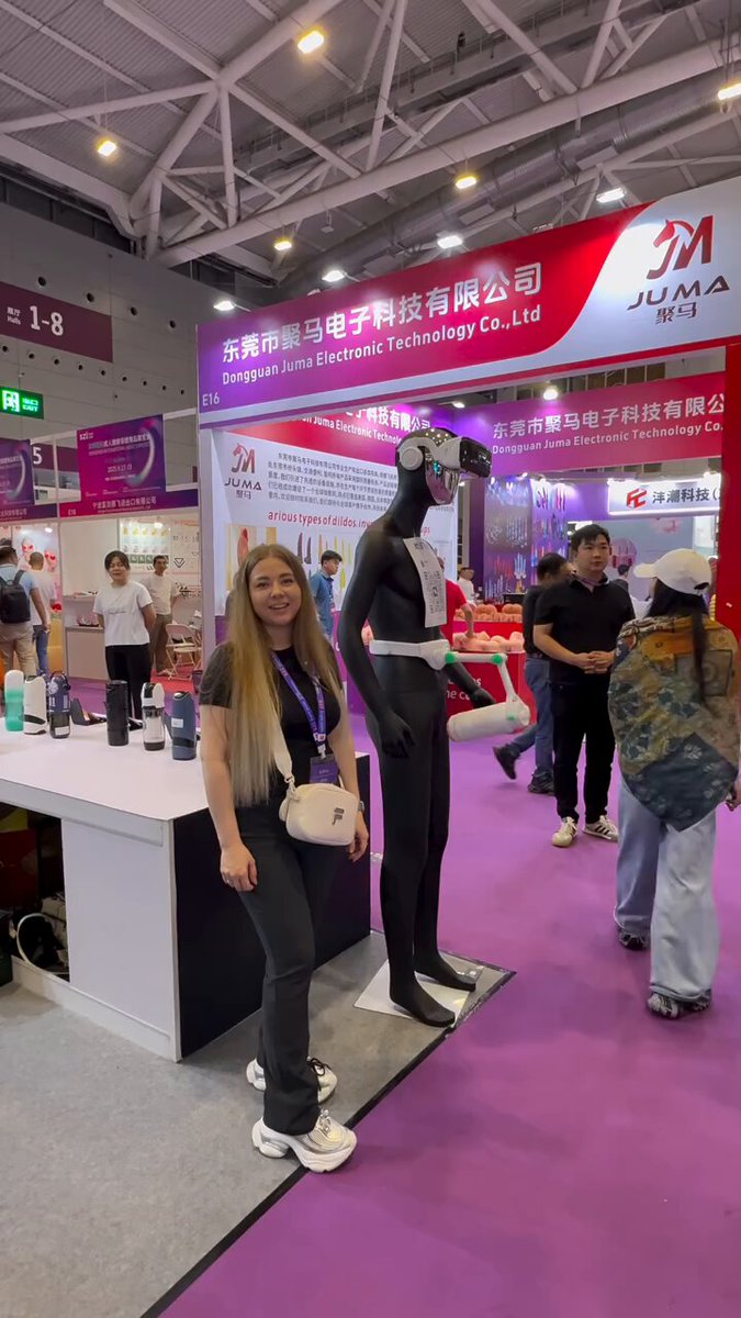 - Y tú, en qué trabajas, Ainhoa?