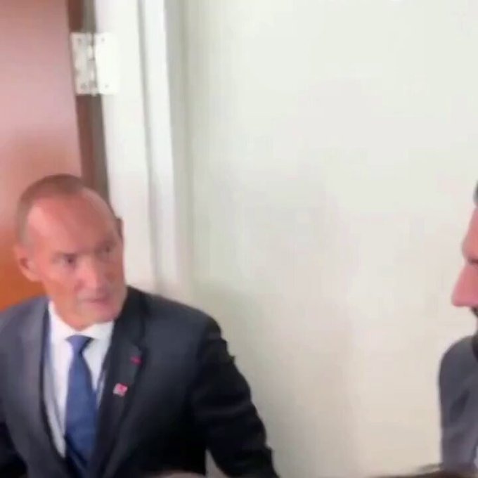 Elogios y abrazos a un terrorista.