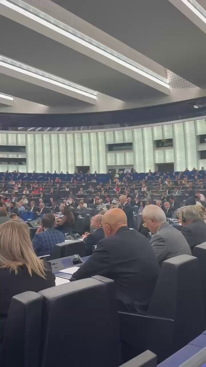 La izquierda se niega a guardar un minuto de silencio por Charlie Kirk en el Parlamento Europeo.