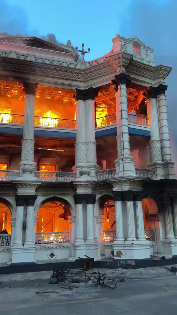 Así luce el Parlamento de Nepal tras las manifestaciones que derrocaron al régimen comunista en ese país.