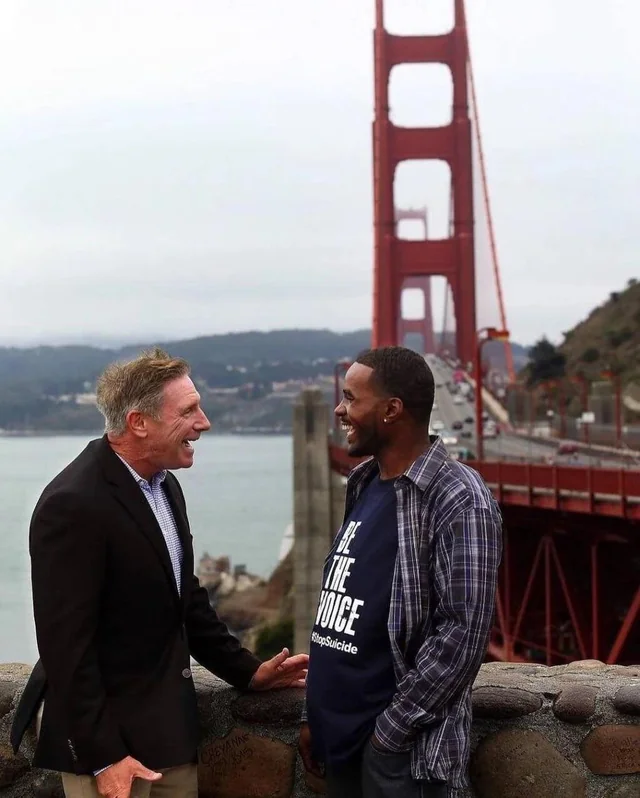 En 2005, Kevin Berthia fue al puente Golden Gate para quitarse la vida. Terminó hablando de su vida con el oficial Kevin Briggs durante 92 minutos al borde del puente. Diez años después, se encontraron en ese mismo puente en circunstancias mucho mejores.