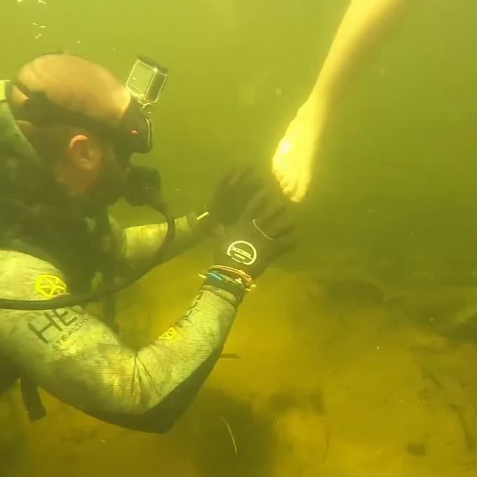 Dos amigos alqulan unos trajes de buceo para asustar infernalmente a gente que nada en un río con visibilidad casi nula.