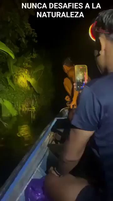 Se tiró al agua con la intención de atrapar un pez pero... no era un pez.