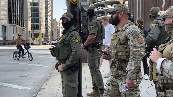 Un repartidor de comida rápida logró escapar de una redada del Servicio de Inmigración y Control de Aduanas de EEUU porque fue más rápido que los agentes.