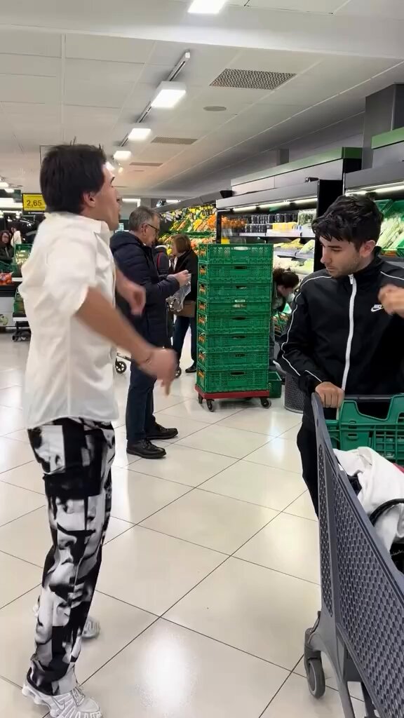 No soy partidario de la vioIencia, pero a veces un sonoro tortazo mantiene en equilibrio el universo.