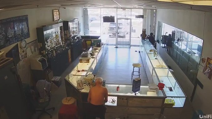 Un anciano propietario de una joyería en California sufre un infarto después de que una turba de ladrones irrumpiera en su tienda para saquearla.