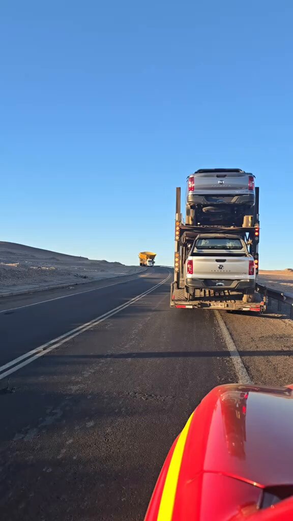Así se transporta el camión minero Komatsu Caex 930E, con un coste de 6 millones de dólares y capacidad de carga de 300 toneladas.