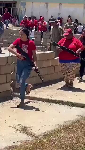 Entrenan a los civiles venezolanos con fusiles AK-103 ante el aumento de tensiones con Estados Unidos.