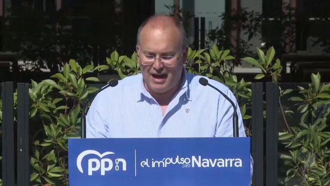 Pedro Sánchez acusa al PP de humillar a los españoles con familiares en una fosa.