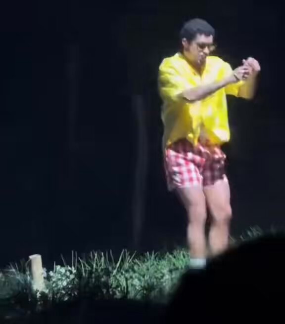 Bad Bunni sufre un "accidente laboral" mientras "bailaba" en uno de sus "conciertos".