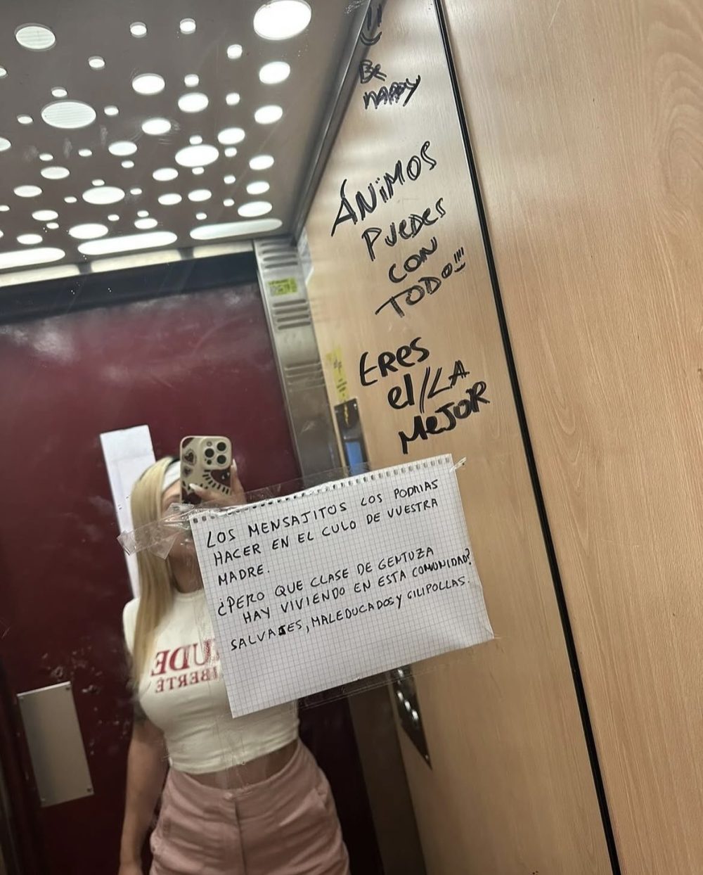 Vecinos colegas que dejan mensajes de ánimo escritos con rotulador en el espejo.