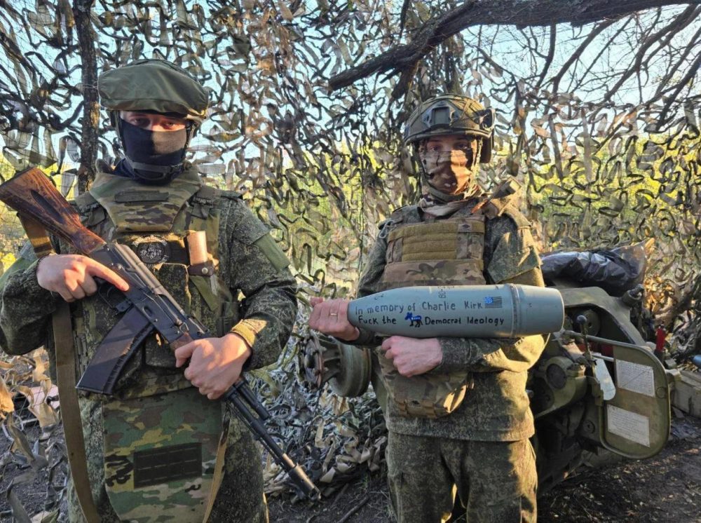 La foto WTF del día: soldados rusos homenajean a Charlie Kirk.