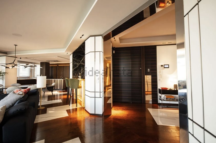 Si tenéis por ahí 7 milloncitos ahorrados, podéis pillaros este PISO en Madrid y os sobra para un par de Dacias.