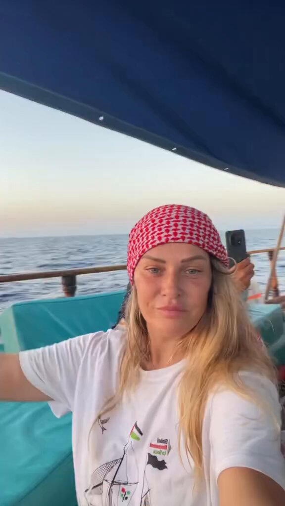 Los de la flotilla del postureo envían un vídeo haciendo ver que van viento en popa a toda vela hacia Gaza pero... el barco está parado.