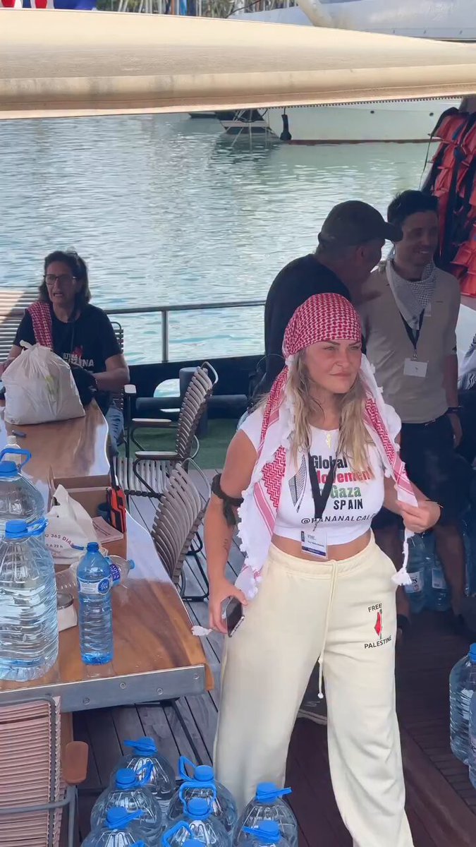 Comentemos amistosamente estas imágenes del tardeo de la flotilla que ha partido a Gaza desde Barcelona.