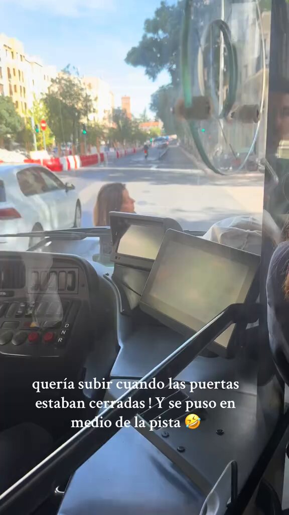 Una charo se pone delante de un autobús para evitar que pueda moverse.