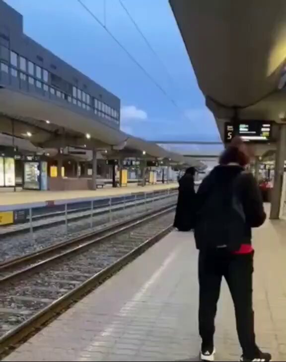 En una estación de tren en Noruega, una mujer musulmana se enfadó mucho cuando su tren se retrasó, así que comenzó a gritar oraciones islámicas y se metió en las vías.