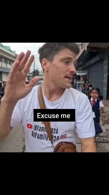 Una niña India reconoce a un Youtuber por la calle.