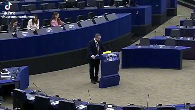 La cuenta del parlamento europeo subiendo un edit del cable tipo c