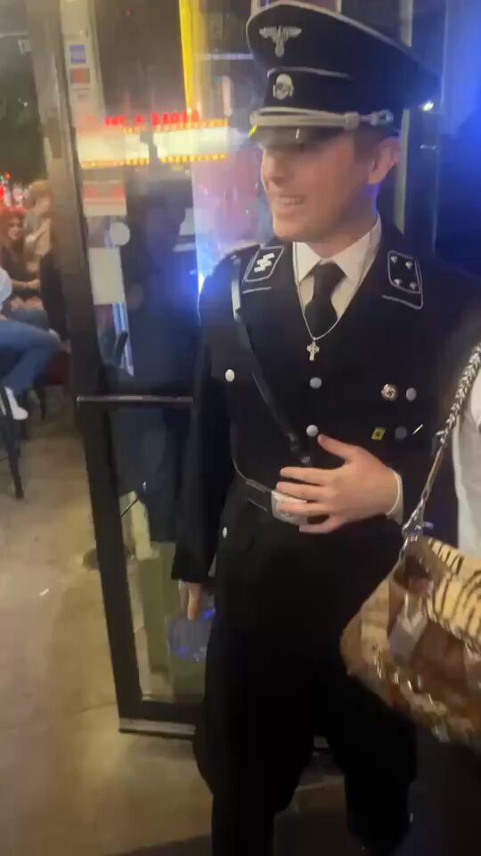 Un estudiante universitario se disfraza de soldado nаzi para Halloween y es expulsado de un local.