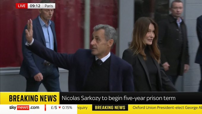Así ha salido de su casa Nicolás Sarkozy junto a su esposa Carla Bruni, camino de la prisión.