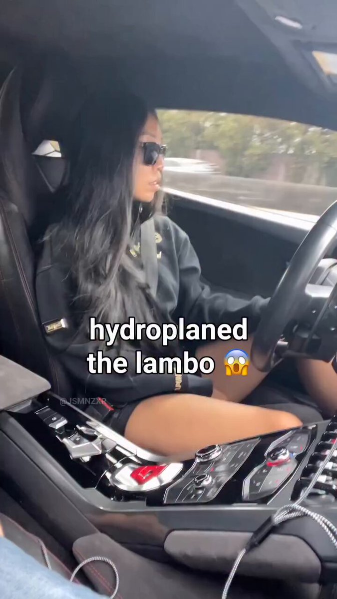 Cuidadín con acelerar demasiado en un coche potente sobre asfalto húmedo...