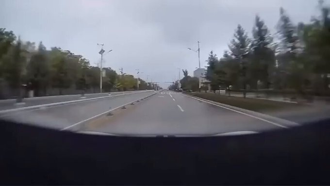 Una mezcla de reflejos y suerte salvaron a este conductor.